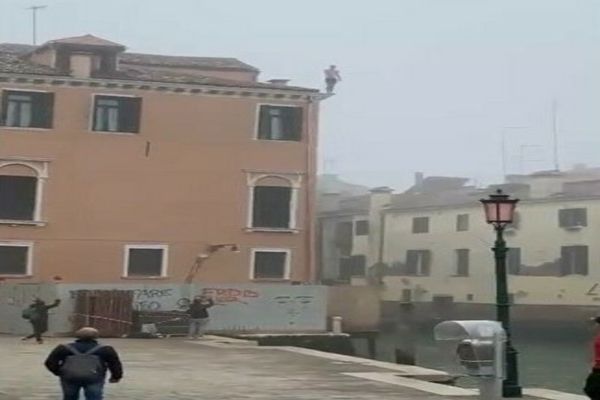 VIDEO Viral. Un tânăr se aruncă de pe un bloc într-un canal din Veneţia. Primar: "Ar trebui să primească certificat de prostie"