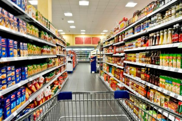 Se schimbă eticheta produselor românești. Consumatorii, sfătuiți să verifice un detaliu important la raft