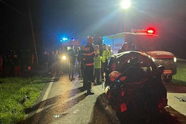 Accident mortal pe DN1D. Un tânăr de 23 de ani şi-a pierdut viaţa după ce a intrat cu maşina într-un copac