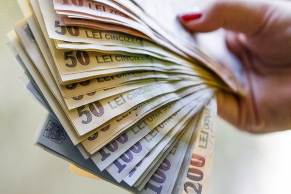 Peste 10.000 de pensionari au primit pensii speciale în aprilie. Cât încasează lunar „specialii” României