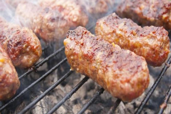 Cererea de mici pentru 1 Mai, mai mare cu aproximativ 30% faţă de anul trecut