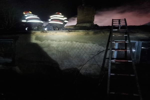 Casă distrusă de flăcări în Topolog