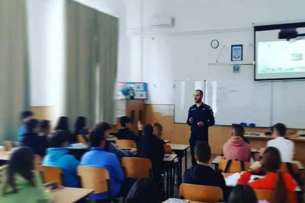 Polițiștii față în față cu elevii, prevenirea bullying-ului în școli