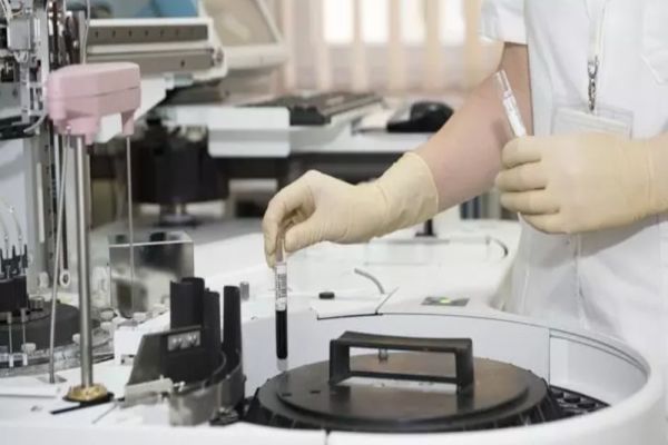 Un test de sânge i-ar putea scuti pe bolnavii de cancer de chimioterapie