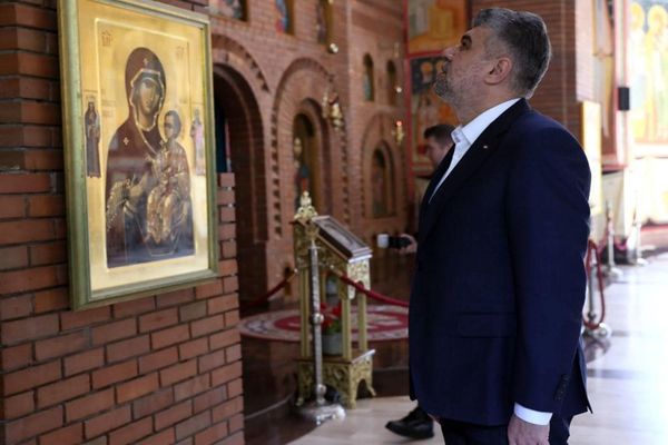 Lideri politici surprinși în ipostaze inedite, înainte de marea rotativă guvernamentală 