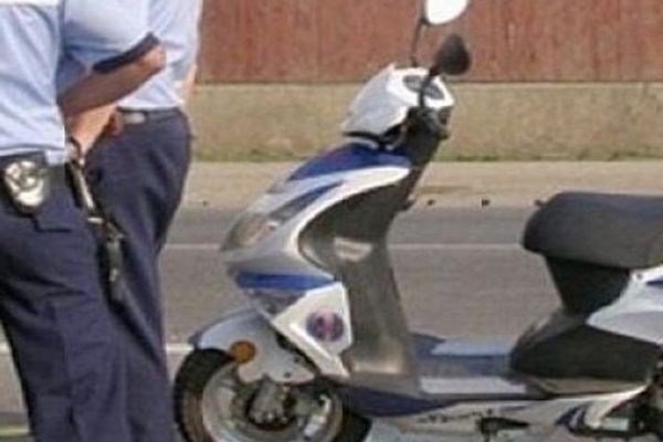 La 64 de ani, beat criță și fără permis, la plimbare cu mopedul prin Jijila