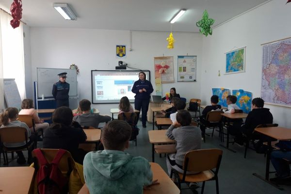 De vorbă cu elevii privind bullyingul, traficul și consumul de droguri