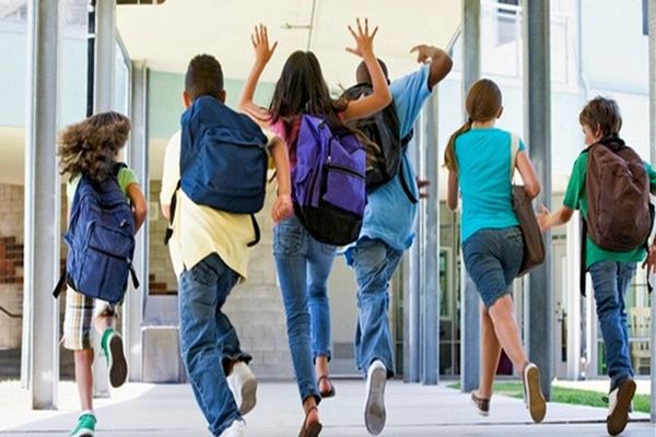 Elevii din București intră de joi în vacanță, mai devreme decât restul țării