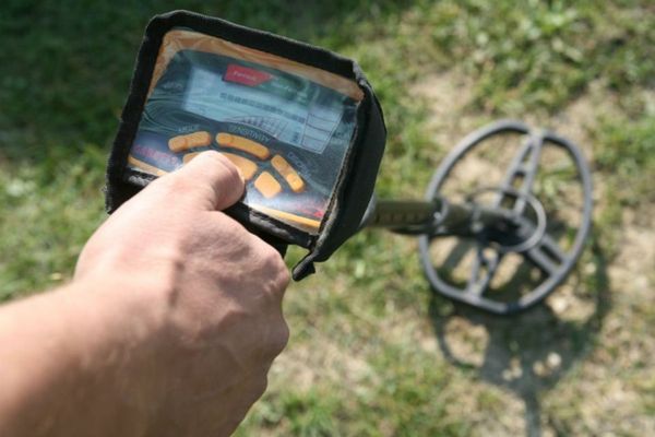 Şi-a pus detectorul de metale la vânzare şi a fost prins de poliţişti!