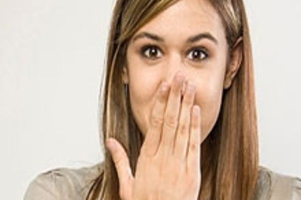 Cum scapi rapid de sughiț. Trucuri care te scot de situații jenant