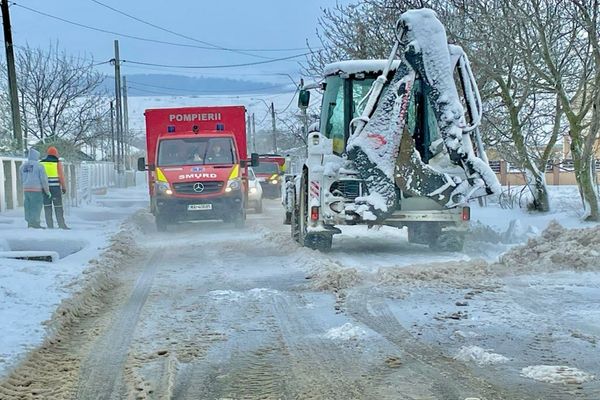 Drumuri închise și mașini blocate în zăpadă