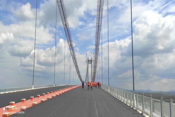 Foto: Lucrările la Podul Suspendat peste Dunăre avansează 