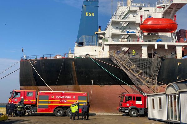 VIDEO Explozie în Șantierul Naval Midia. Trei răniți