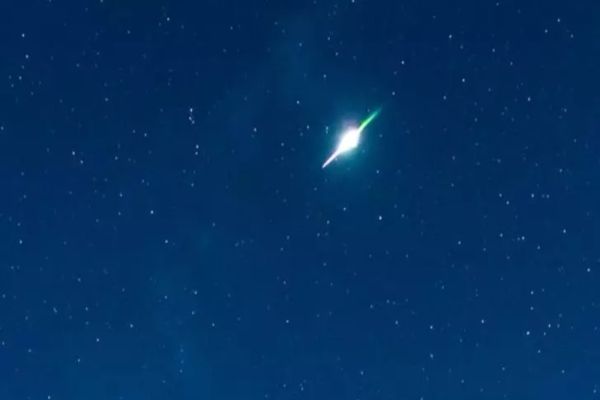 Val de fenomene astronomice în prima săptămână din mai. Între ele, o ECLIPSĂ și cometa HALLEY