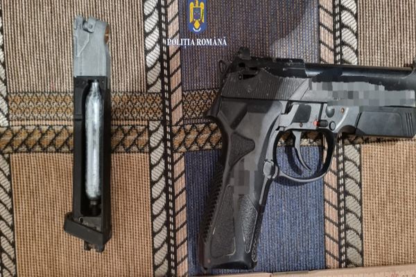 FOTO Percheziții la proxeneții din Constanța și Tulcea. Mai multe persoane  reținute 