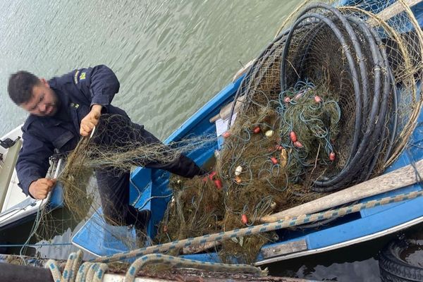 O ambarcațiune cu motor și 1000 metri de plase de pescuit au fost confiscate de polițiștii de frontieră