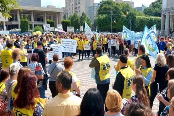 Protest al sindicaliştilor din învăţământ, la poarta lui Klaus Iohannis