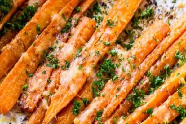 Cum prepari morcovi la cuptor cu parmezan: Rețeta este deja virală pe TikTok