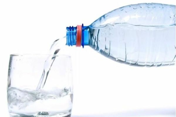 PERICOLUL din sticla de plastic: Cum devine cancerigenă apa din pet