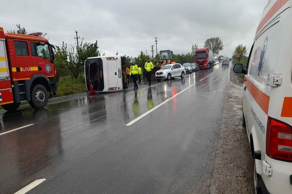 Foto: Autocar cu 32 de persoane răsturnat pe  DN2E85, la ieșire din municipiul Râmnicu Sărat 