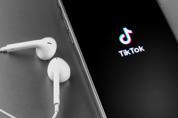 TikTok întărește regulile: măsuri noi împotriva rețelelor care promovează ură și violență