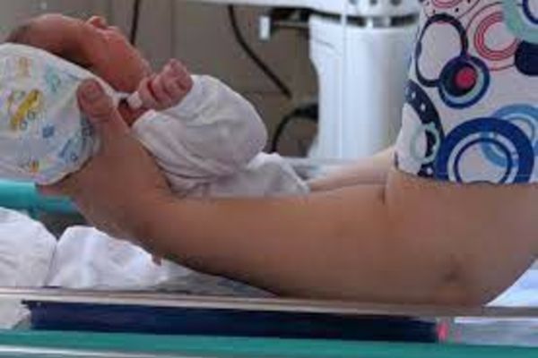 Un bărbat din Neamț i-a făcut CEZARIANĂ soției acasă, cu un bisturiu cumpărat online. El a fost ajutat de soacră  