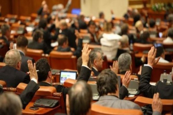 Cu protestele în stradă, deputații dau startul angajărilor în Parlament. Noi angajați, așteptați în comisiile de lucru