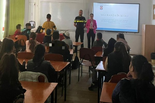 Bullying-ul și delincvența juvenilă, discutate de polițiști cu elevii
