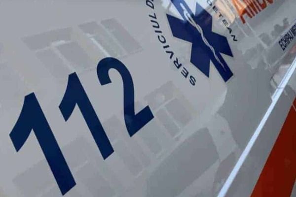 Pacient mort în drum spre spital. Ambulanța în care se afla, implicată într-un accident grav. Traficul, deviat pe un drum forestier