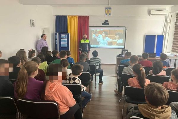 Polițiștii au descins  la Colegiul Dobrogean Spiru Haret