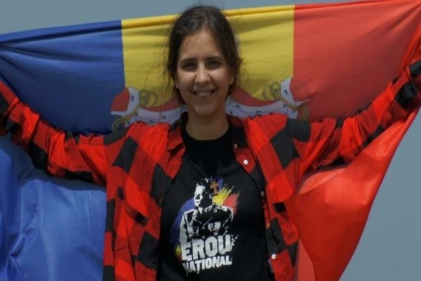 Cine este tânăra simpatizantă AUR care a intrat cu gloanțe în Parlament 