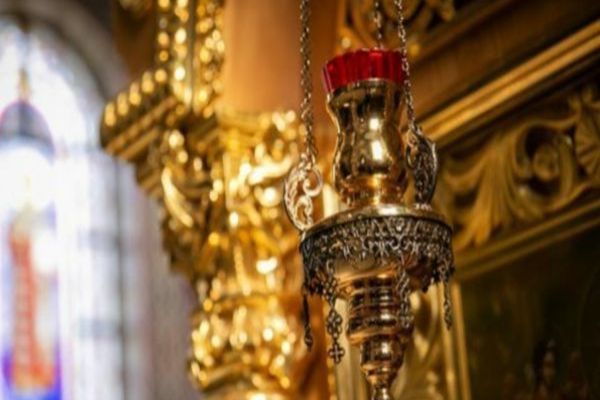 Un bărbat a furat moaștele dintr-o biserică, dar și ale obiecte valoroase