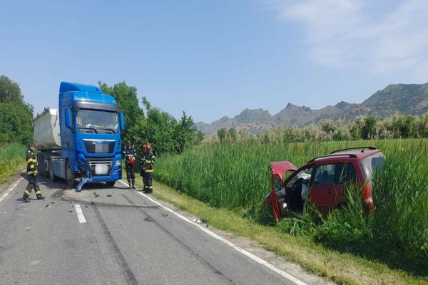 Impact violent între un autocamion și o mașină. Trafic blocat pe DN22D