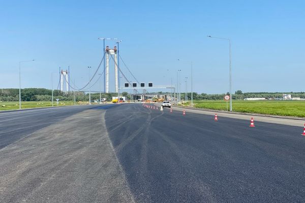 FOTO: Sunt șanse ca la finele lunii iunie să se poată circula pe pe pod, de pe viaductul de la Brăila, cu ieșire în drumul de legătură către Măcin
