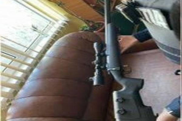 La 7 ani a venit cu o armă la școală