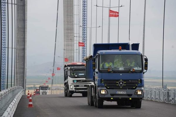 Astăzi au început testările statice la suprastructura podului suspendat peste Dunăre de la Brăila