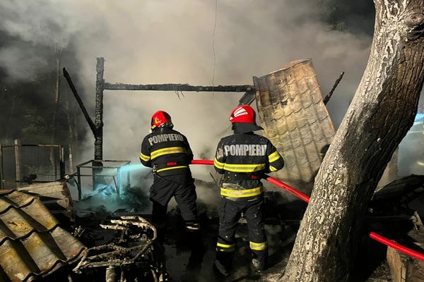 FOTO VIDEO Gospodărie cuprinsă de flăcări. Intervenție de amploare a pompierilor tulceni