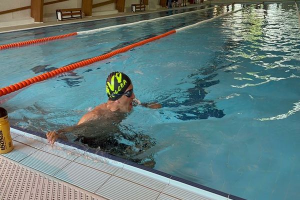 Tulcea. Jandarmul care a înotat 24 de ore, peste 42 km, pentru a susține un copil bolnav