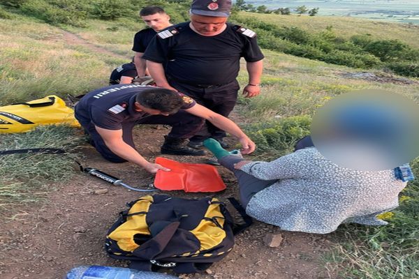 VIDEO Misiune  contratimp. Turistă rănită, salvată de pompieri din Munții Măcinului