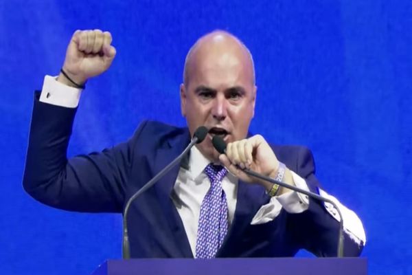 RAREȘ BOGDAN, MESAJ DUR ÎN PARLAMENTUL EUROPEAN: „DEȘTEPTAȚI-VĂ! EUROPA A AJUNS O DOAMNĂ BĂTRÂNĂ ÎN SCAUN CU ROTILE”