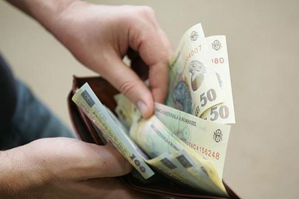 Românii au cheltuieli mai mari decât veniturile. Pe ce dau oamenii banii lunar?