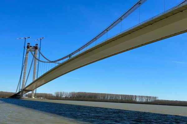 Nici o lună nu a trecut de la inaugurarea cu fast a celui mai mare pod suspendat din România, că au și apărut denivelările în asfalt