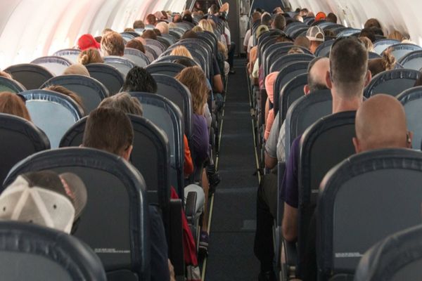 O nouă companie aeriană low-cost pe piaţa din România. Când are loc primul zbor