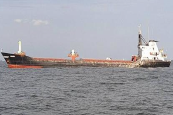 Incendiu la bordul unei nave în apropiere de portul Sulina. Echipajul a refuzat să coboare