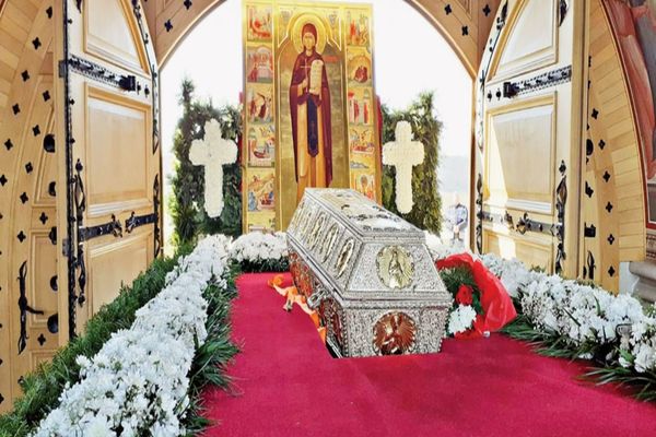 A început pelerinajul Sfintei Parascheva din Iași. Duminică, până la orele amiezii, aproape 40.000 de credincioși au trecut pe la raclă