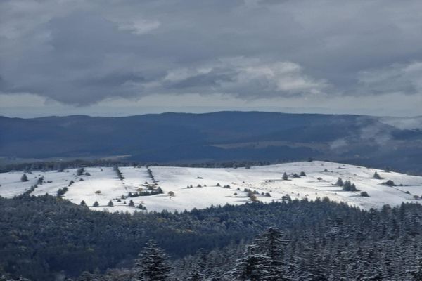 Vremea s-a răcit brusc în toată țara. Primele ninsori la munte