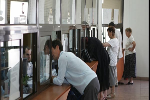 Klaus Iohannis a semnat: Femeile gravide şi persoanele însoţite de copii mai mici de 5 ani au prioritate în magazine și la ghişee