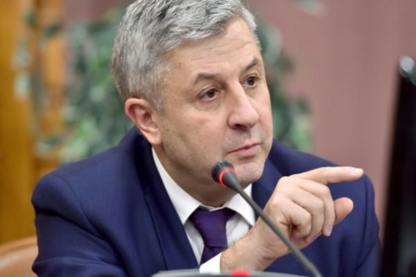 Klaus Iohannis contestă la CCR legea prin care fostul ministru al Justiției, Florin Iordache, mai primește 10 ani la șefia Consiliului Legislativ