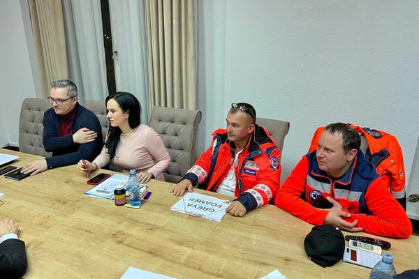 Ambulanțierii au încetat greva foamei. Ce le-au promis premierul Marcel Ciolacu și ministrul Muncii