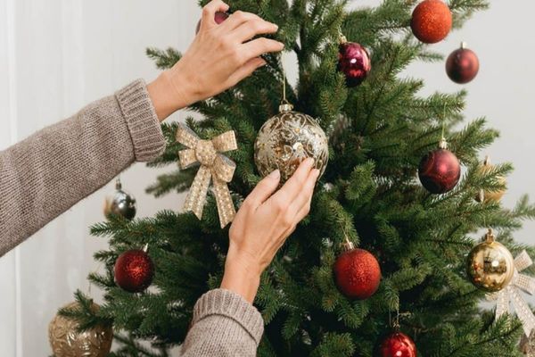 Cum să împodobești bradul pentru a atrage armonia în casă. Ce simbolizează culorile și ce influență au asupra energiei din locuință